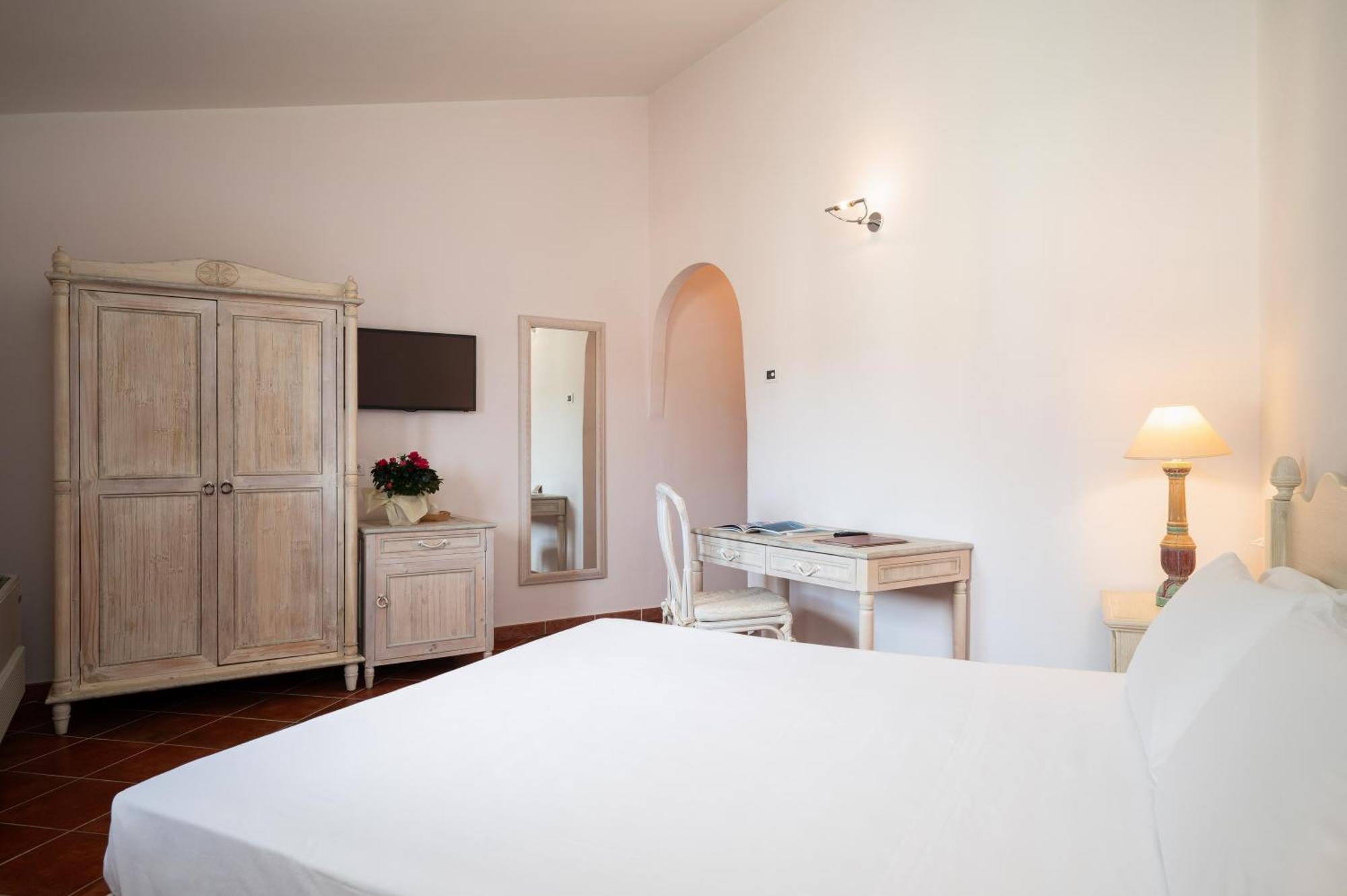 Hotel Monti Di Mola Porto Cervo Bagian luar foto