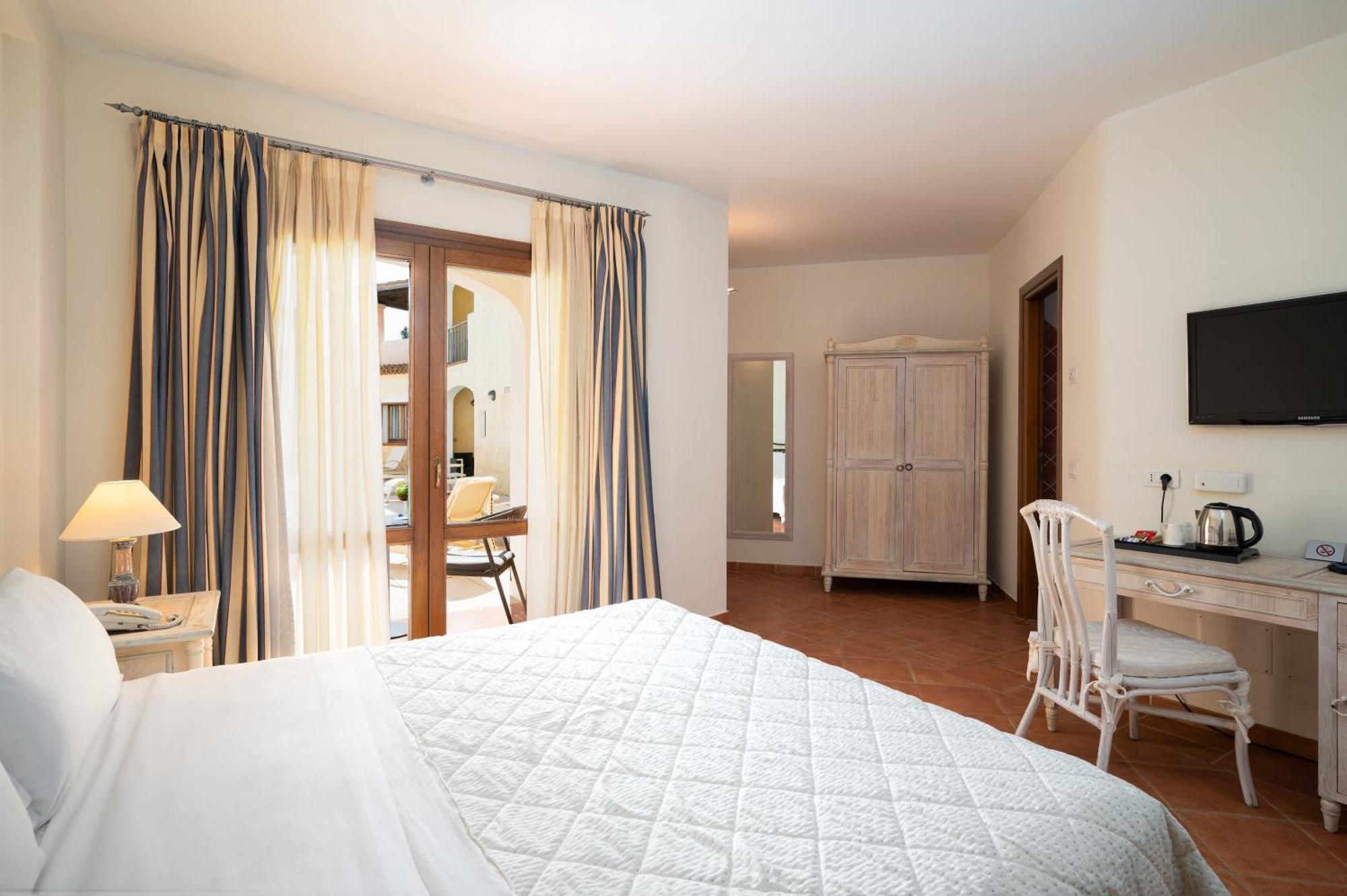 Hotel Monti Di Mola Porto Cervo Bagian luar foto